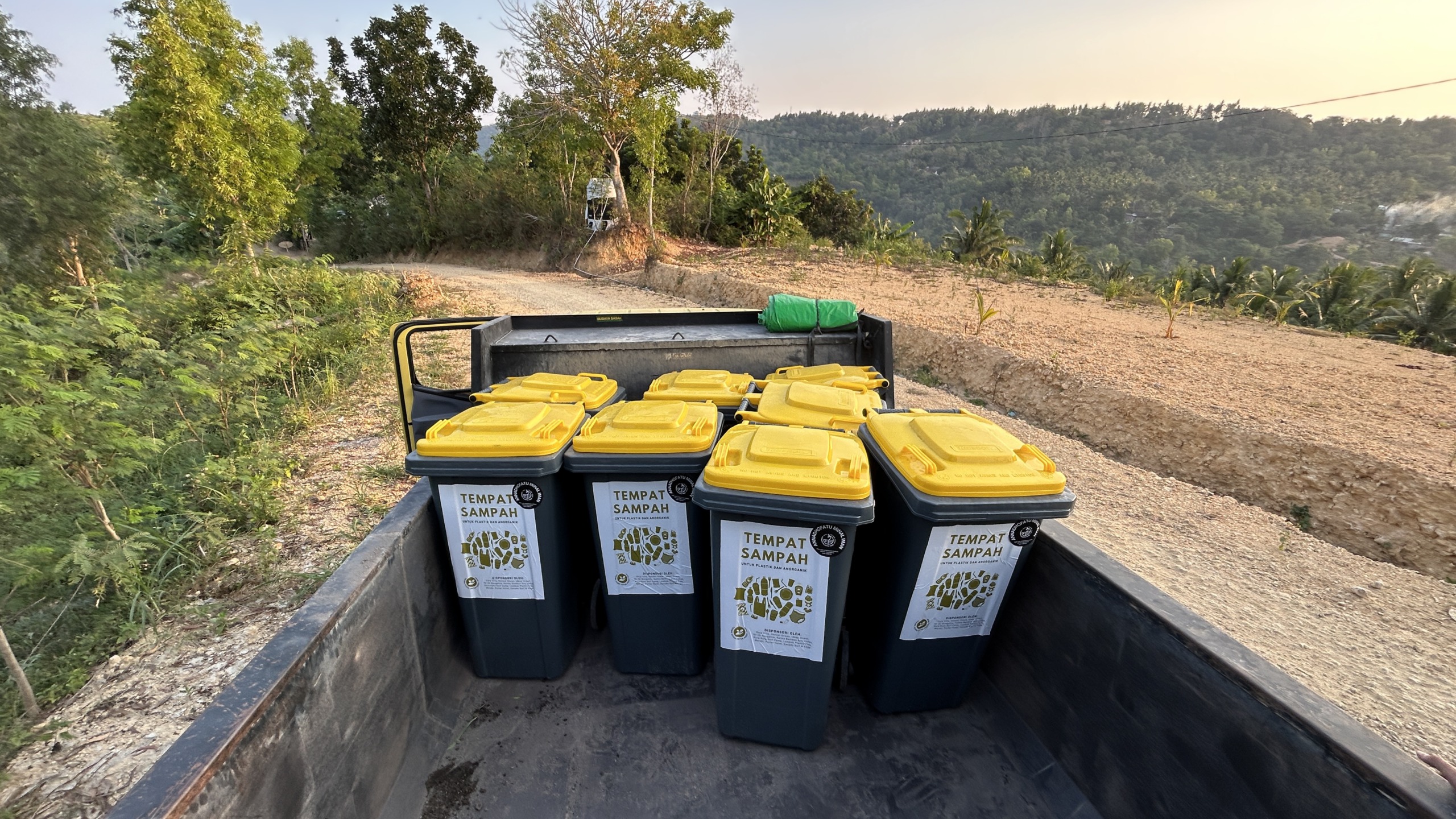 Lombok plastic free - garbage garbage cans on truck
